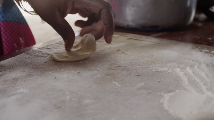 非洲女人在家里包饺子