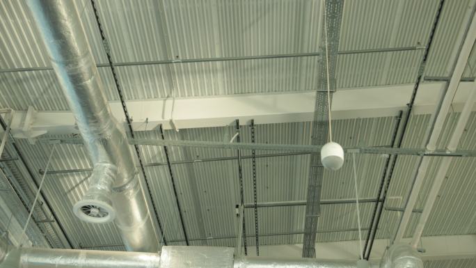 大型工业建筑天花板上的风道通风管