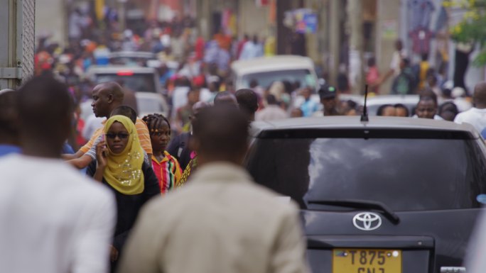 非洲坦桑尼亚街景人流车流