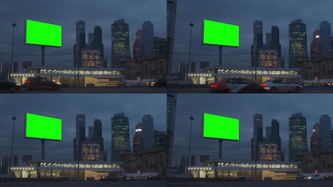 大都市公路上的绿色屏幕广告牌