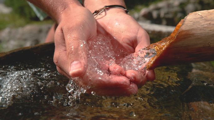 清澈的流水双手接水捧水水资源清泉灵泉