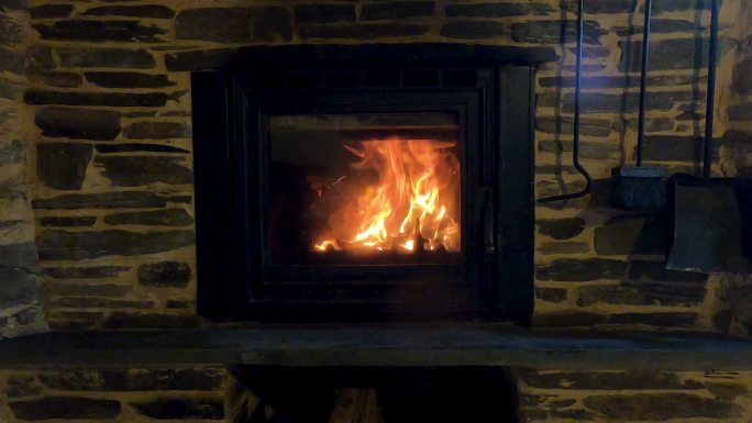 乡村壁炉，用火焰照亮和加热房间