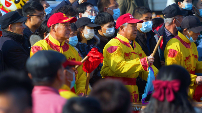 农村敲锣打鼓迎接新年