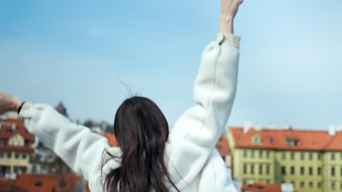 女孩跳跃着，挥舞着双手