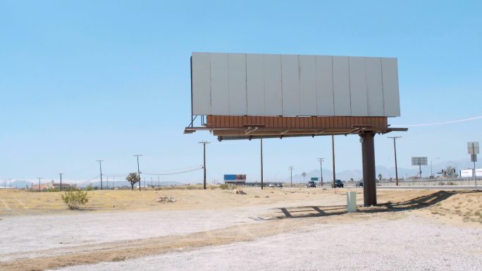 沙漠中一块空白广告牌