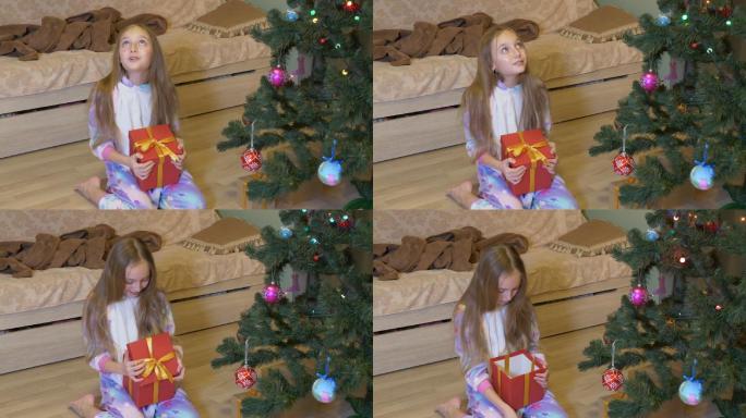 可爱的小女孩在家里打开圣诞礼物