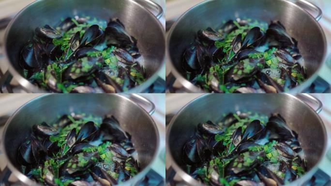 新鲜的黑壳贻贝在锅里烹饪