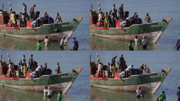非洲渔民把捕捞的海鲜卸下渔船
