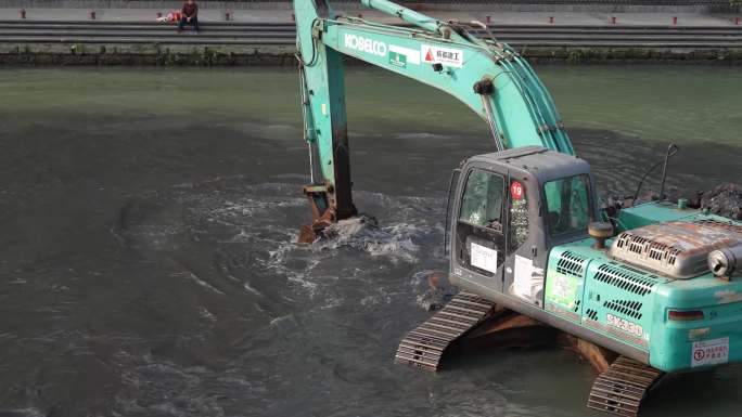 挖掘机河道改造清理