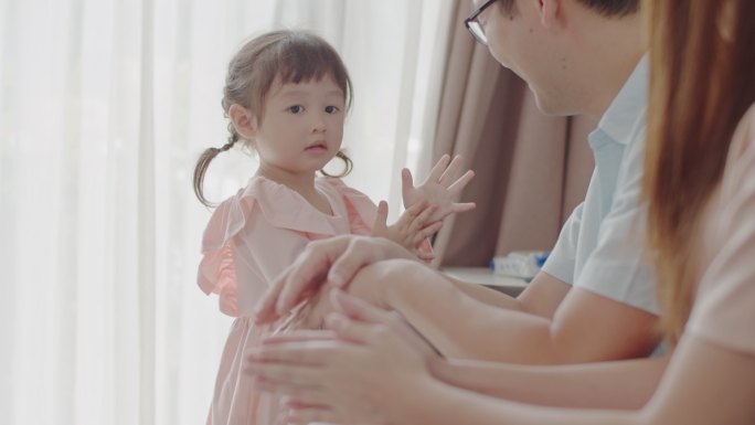 亚洲父母教他们的小女儿如何洗手