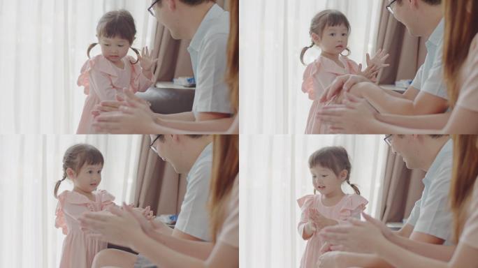 亚洲父母教他们的小女儿如何洗手