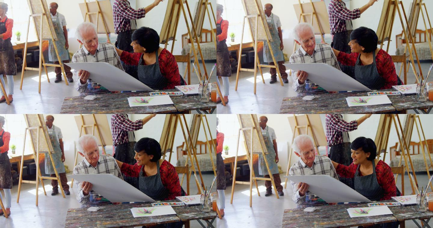 绘画教师在指导老年人绘画
