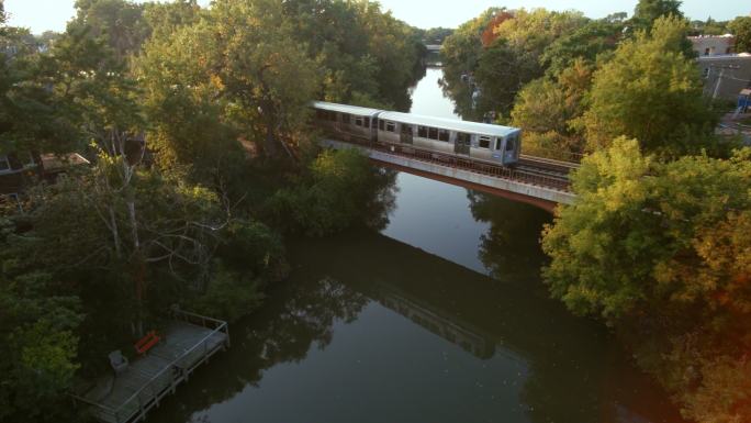 火车缓缓滑过芝加哥河