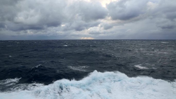 暴风雨天的海浪出海打渔满载而归海面