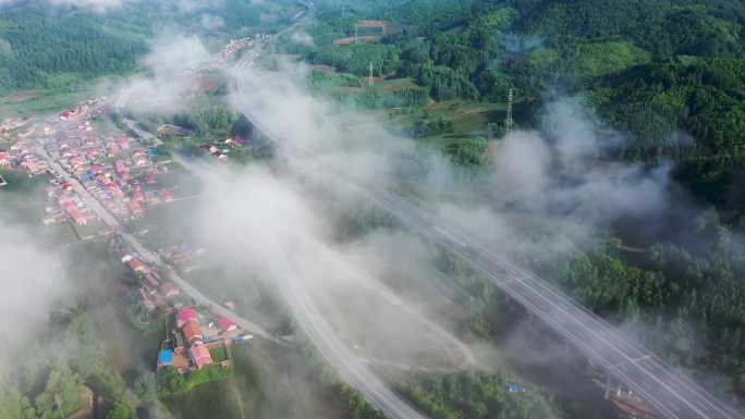 辽宁的山区公路云雾