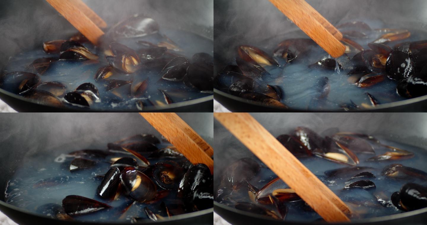 贻贝在锅中的沸水中搅拌。