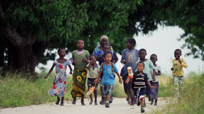 一群非洲孩子在道路上奔跑