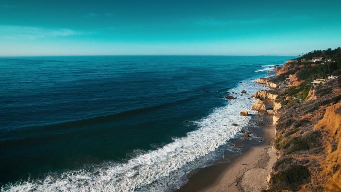 无人的海滩天际线深蓝色海水金色海岸