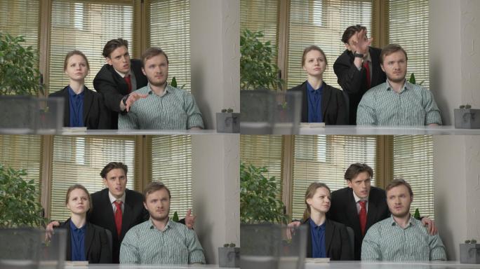 一个年轻人向办公室的两名员工做介绍