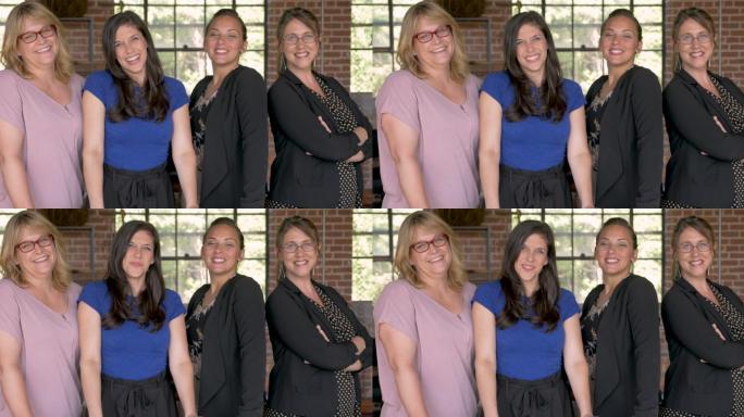 女性创业团队对着镜头微笑