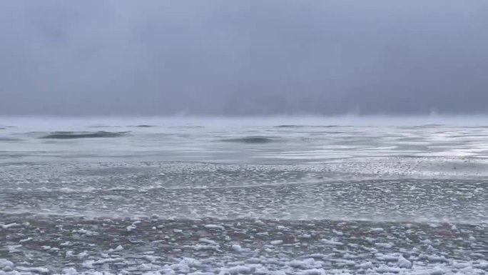 加拿大多伦多遭遇极寒天气安大略湖涌现冰浪