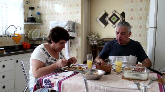 在厨房吃午餐老夫老妻用餐中老年