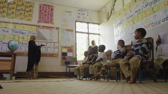 非洲小学生在教室里上课