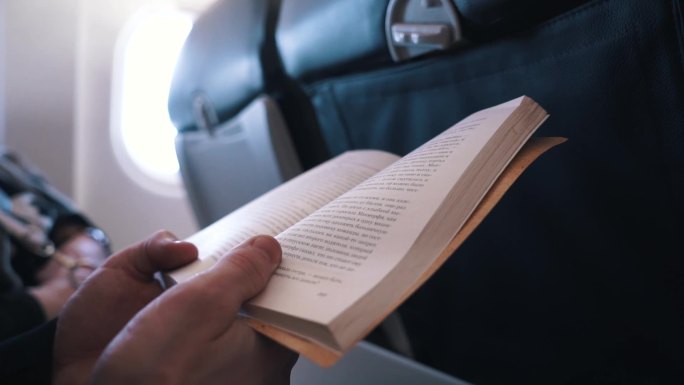 男子在飞机上看书飞机上看书