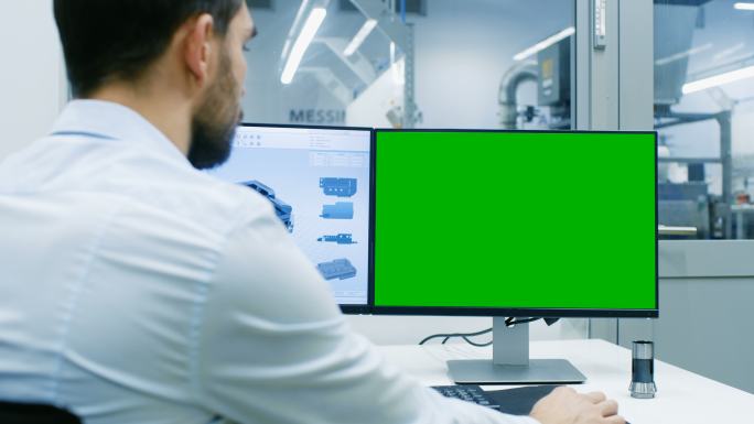 工程师在一台绿色屏幕的个人电脑上工作