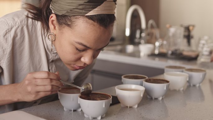 专业女咖啡师在品尝不同类型的咖啡