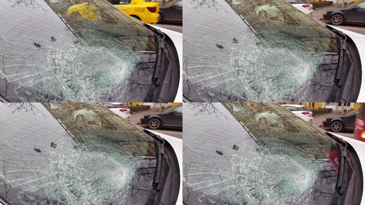 车祸后汽车挡风玻璃破了