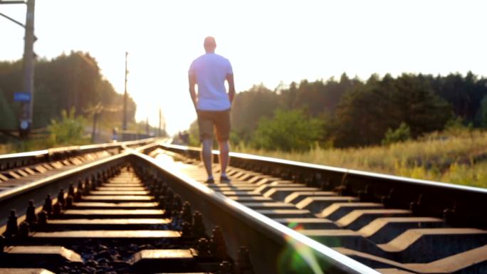 男人走在铁路上铁轨铁道危险自杀卧轨背影