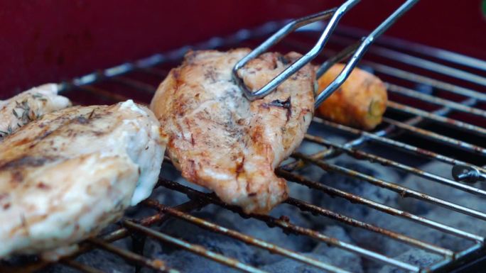 烤架上的鸡胸肉烤肉野餐野炊户外烤制