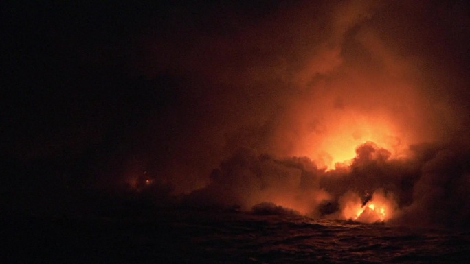 夏威夷喷发热熔岩流入海洋。