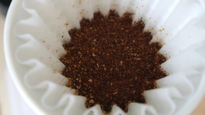 过滤器特写镜头中的咖啡粉