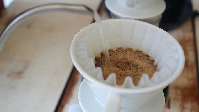 咖啡师在咖啡店过滤咖啡