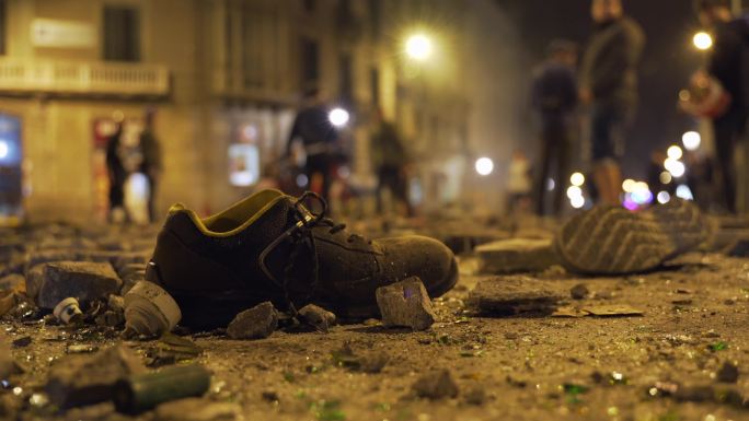 街道上的碎片、石头和丢失了的鞋子