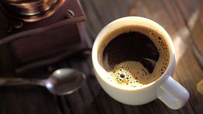 一杯新煮的咖啡美式咖啡浓咖啡蒸汽
