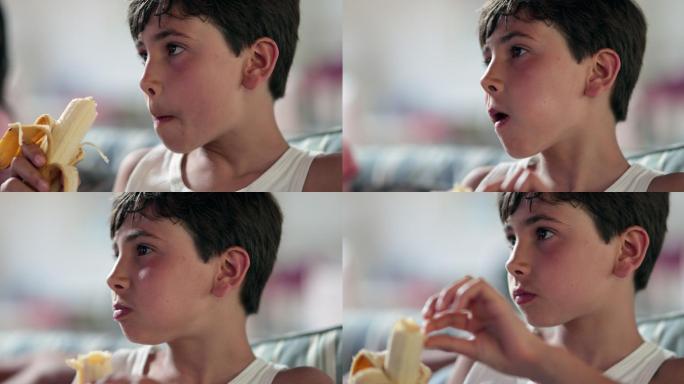 正在吃香蕉的小男孩