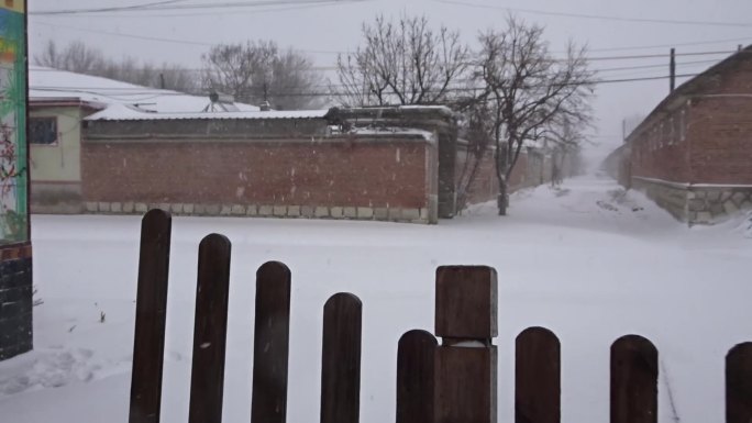 农村乡村大雪远景砖瓦房 小院 木门