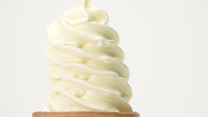 白底鲜奶蛋筒冰淇淋。