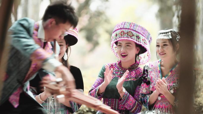 苗族帅哥跳芦笙给美女们看