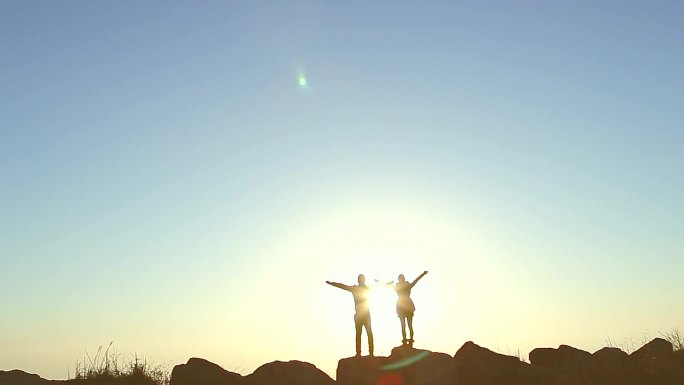 山顶上迎着夕阳振臂高呼