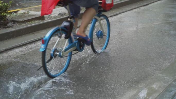 大雨中忙碌配送的骑手们