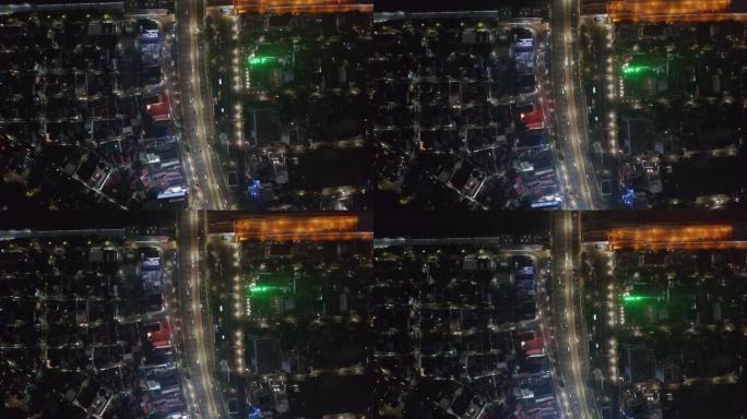 夜间多车道公路上行驶的车辆的俯视图