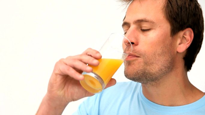 喝一杯橙汁的男人欧美外国养生膳食健康营养