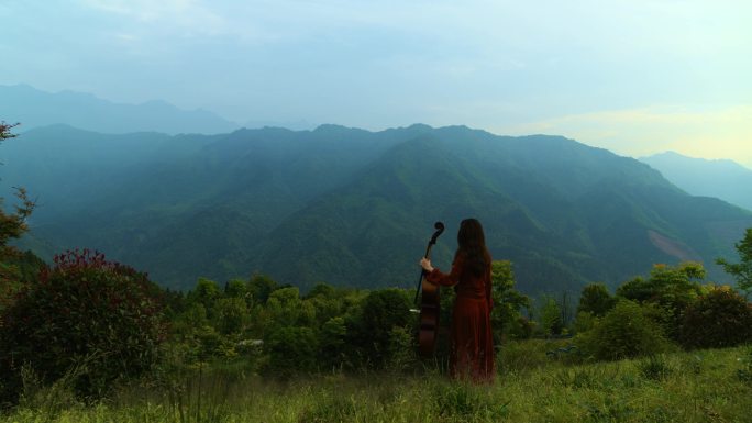 森林山坡上的红衣女孩