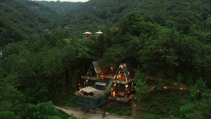 黄昏夜幕下的森林山村度假屋4K航拍
