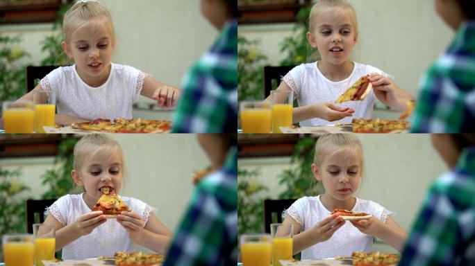 吃披萨的小女孩外国小孩