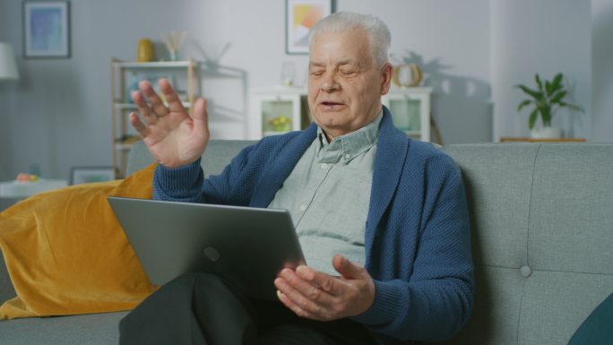 老人用笔记本电脑打视频电话